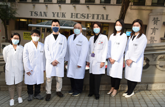 港大醫學院研究團隊全球首次發現羊水細胞RNA測序在破譯罕見疾病方面的診斷潛力。研究團隊成員包括：（左起）歐良娟博士、崔文俊、麥駿宇博士、鍾侃言醫生、簡適悠醫生、李蜜茵、鄺嘉儀博士。